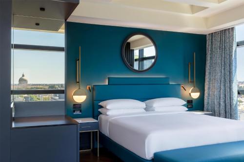Habitación Esquinera Executive con acceso al salón - Cama extragrande del hotel Hilton Rome Eur La Lama. Foto 1