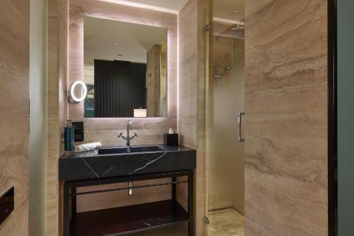 Habitación Doble Deluxe - 2 camas dobles del hotel Hilton Rome Eur La Lama. Foto 1