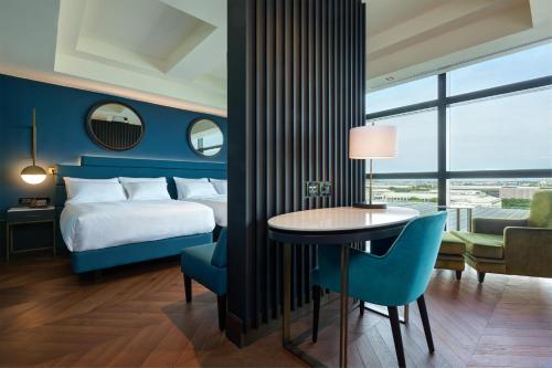 Habitación Doble Executive con 2 camas dobles - Acceso al salón del hotel Hilton Rome Eur La Lama. Foto 4