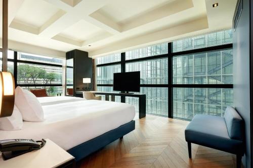 Habitación Esquinera con 2 camas dobles del hotel Hilton Rome Eur La Lama. Foto 1