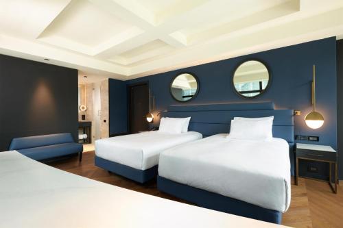 Habitación Esquinera con 2 camas dobles del hotel Hilton Rome Eur La Lama. Foto 3