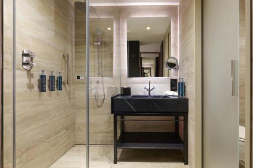 Habitación con cama extragrande del hotel Hilton Rome Eur La Lama. Foto 1