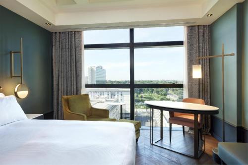 Habitación Deluxe con cama extragrande - Planta Alta del hotel Hilton Rome Eur La Lama. Foto 1