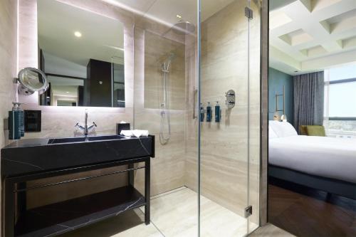 Habitación Deluxe con cama extragrande - Planta Alta del hotel Hilton Rome Eur La Lama. Foto 2
