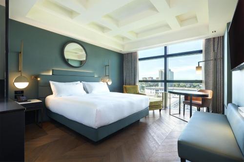 Habitación Deluxe con cama extragrande - Planta Alta del hotel Hilton Rome Eur La Lama. Foto 3