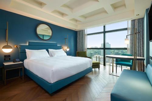 Habitación Executive con acceso al salón y cama extragrande del hotel Hilton Rome Eur La Lama