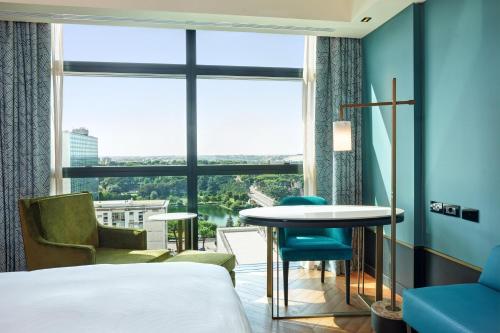 Habitación Executive con acceso al salón y cama extragrande del hotel Hilton Rome Eur La Lama. Foto 1