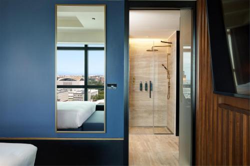 Suite Junior con acceso al salón - 1 cama extragrande del hotel Hilton Rome Eur La Lama