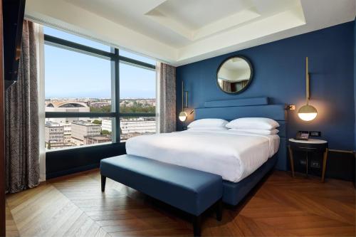 Suite Junior con acceso al salón - 1 cama extragrande del hotel Hilton Rome Eur La Lama. Foto 1