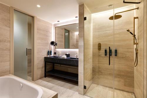 Suite Junior con acceso al salón - 1 cama extragrande del hotel Hilton Rome Eur La Lama. Foto 2