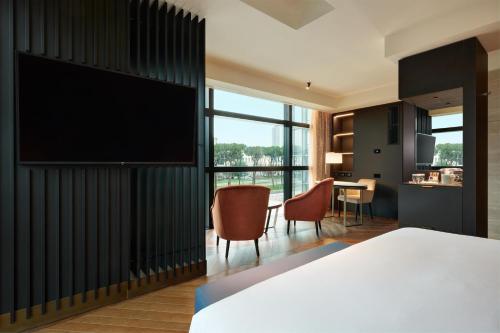 Habitación Esquinera con cama extragrande del hotel Hilton Rome Eur La Lama. Foto 2