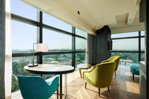 Habitación Esquinera Executive con acceso al salón - Cama extragrande del hotel Hilton Rome Eur La Lama