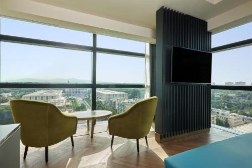 Habitación Esquinera Executive con acceso al salón - Cama extragrande del hotel Hilton Rome Eur La Lama. Foto 1