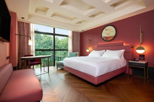 Habitación con cama extragrande - Adaptada para personas de movilidad reducida del hotel Hilton Rome Eur La Lama