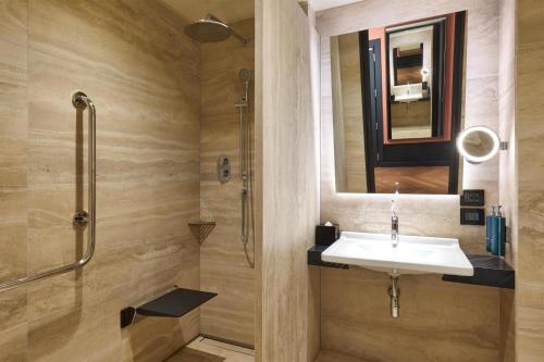 Habitación con cama extragrande - Adaptada para personas de movilidad reducida del hotel Hilton Rome Eur La Lama. Foto 1
