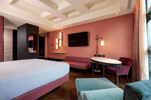 Habitación con cama extragrande - Adaptada para personas de movilidad reducida del hotel Hilton Rome Eur La Lama. Foto 2