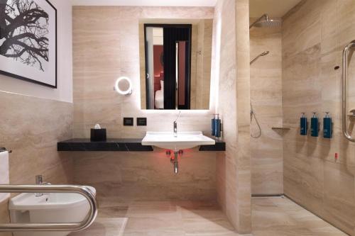 Habitación Doble adaptada para personas de movilidad reducida - 2 camas del hotel Hilton Rome Eur La Lama. Foto 2