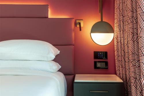 Habitación con cama extragrande del hotel Hilton Rome Eur La Lama. Foto 3