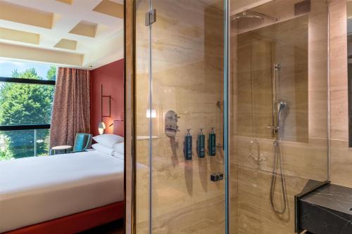 Habitación con cama extragrande del hotel Hilton Rome Eur La Lama. Foto 4