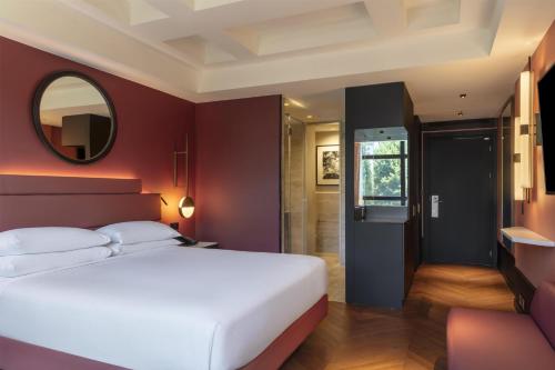Habitación con cama extragrande del hotel Hilton Rome Eur La Lama. Foto 5