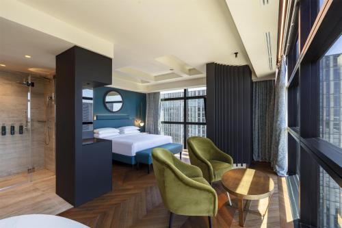 Habitación Esquinera con cama extragrande del hotel Hilton Rome Eur La Lama. Foto 4