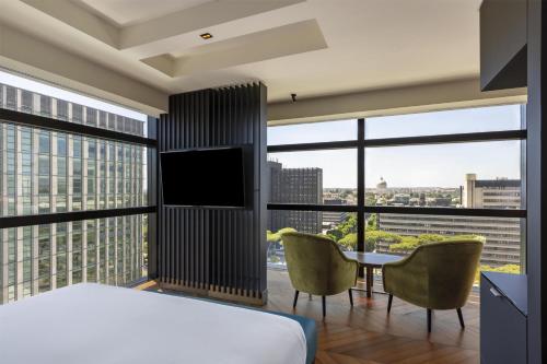 Habitación Esquinera Executive con acceso al salón - Cama extragrande del hotel Hilton Rome Eur La Lama. Foto 7