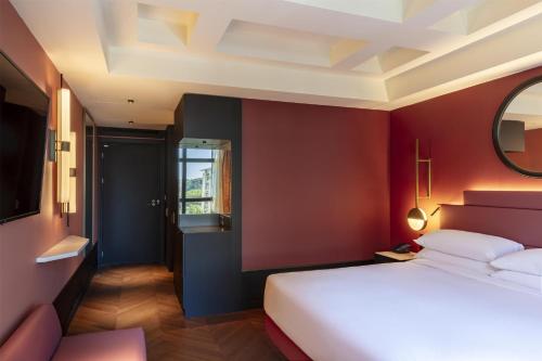 Habitación con cama extragrande - Adaptada para personas de movilidad reducida del hotel Hilton Rome Eur La Lama. Foto 3