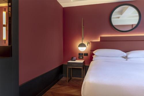 Habitación con cama extragrande - Adaptada para personas de movilidad reducida del hotel Hilton Rome Eur La Lama. Foto 5