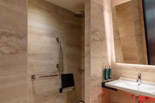 Habitación Doble adaptada para personas de movilidad reducida - 2 camas del hotel Hilton Rome Eur La Lama. Foto 5