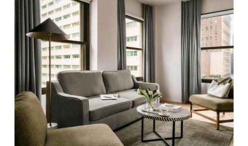 Suite con 1 cama extragrande y sofá cama - No fumadores del hotel Duane Street Hotel. Foto 3