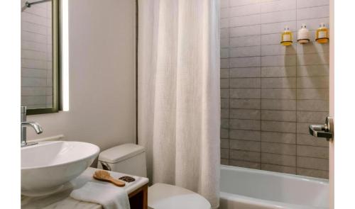Guest Room, 2 Queen Bed, Non - Smoking del hotel Duane Street Hotel. Foto 10