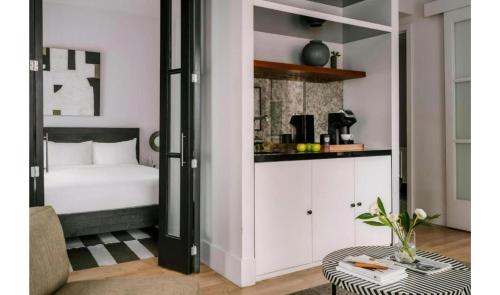 Suite con 1 cama extragrande y sofá cama - No fumadores del hotel Duane Street Hotel. Foto 7