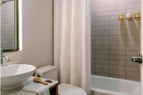 Guest Room, 2 Queen Bed, Non - Smoking del hotel Duane Street Hotel. Foto 8
