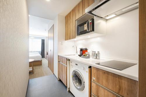Suite con 2 camas individuales del hotel Holiday Inn and Suites Shin Osaka, An Ihg. Foto 2