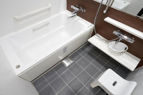 Corner Suite with Two Single Beds and Refreshment Bar Access del hotel Holiday Inn and Suites Shin Osaka, An Ihg. Foto 6