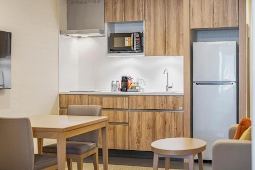 Suite with Two Single Beds and Refreshment Bar Access del hotel Holiday Inn and Suites Shin Osaka, An Ihg. Foto 1