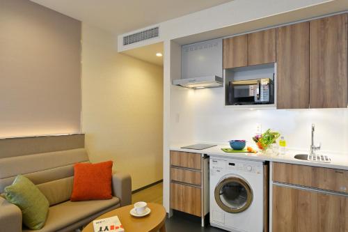 Suite Doble con vistas a la ciudad y cama grande del hotel Holiday Inn and Suites Shin Osaka, An Ihg