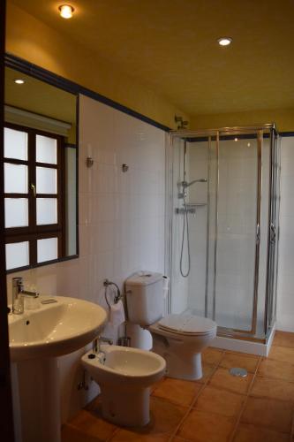 Habitación Doble Estándar con cama supletoria del hotel El Sella. Foto 3