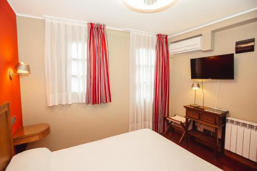 Habitación Familiar del hotel El Sella. Foto 1