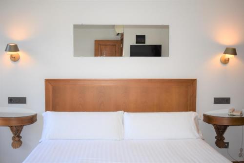 Habitación Estándar - 1 cama grande del hotel El Sella. Foto 1