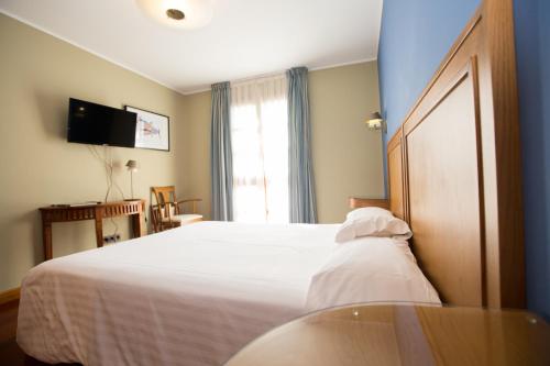 Habitación Estándar - 1 cama grande del hotel El Sella. Foto 6