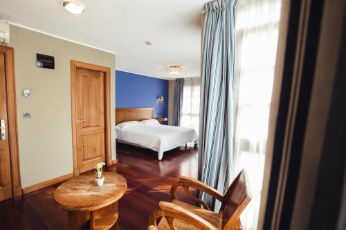 Habitación Deluxe con cama extragrande del hotel El Sella