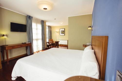 Habitación Deluxe con cama extragrande del hotel El Sella. Foto 1