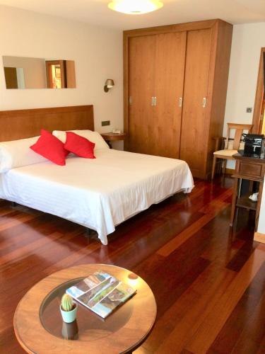 Habitación Deluxe con cama extragrande del hotel El Sella. Foto 2