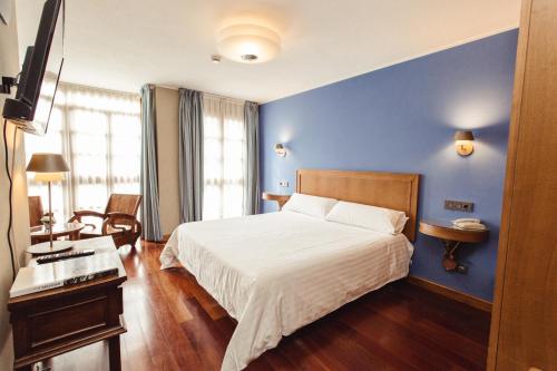 Habitación Deluxe con cama extragrande del hotel El Sella. Foto 4