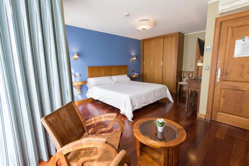 Habitación Deluxe con cama extragrande del hotel El Sella. Foto 5