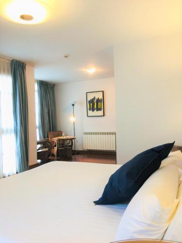 Habitación Deluxe con cama extragrande del hotel El Sella. Foto 6