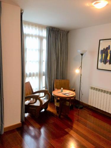 Habitación Deluxe con cama extragrande del hotel El Sella. Foto 7