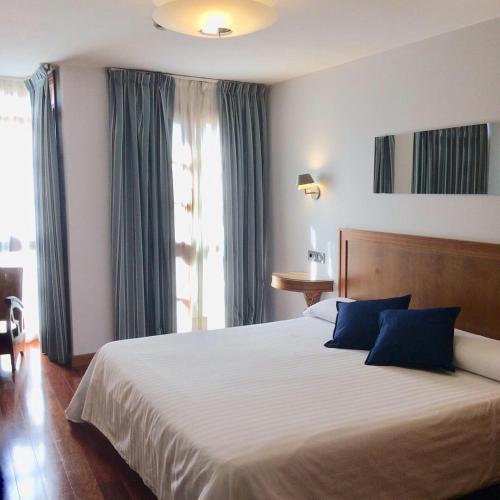 Habitación Deluxe con cama extragrande del hotel El Sella. Foto 8