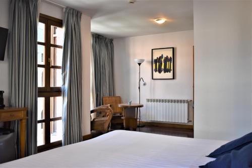 Habitación Deluxe con cama extragrande del hotel El Sella. Foto 11